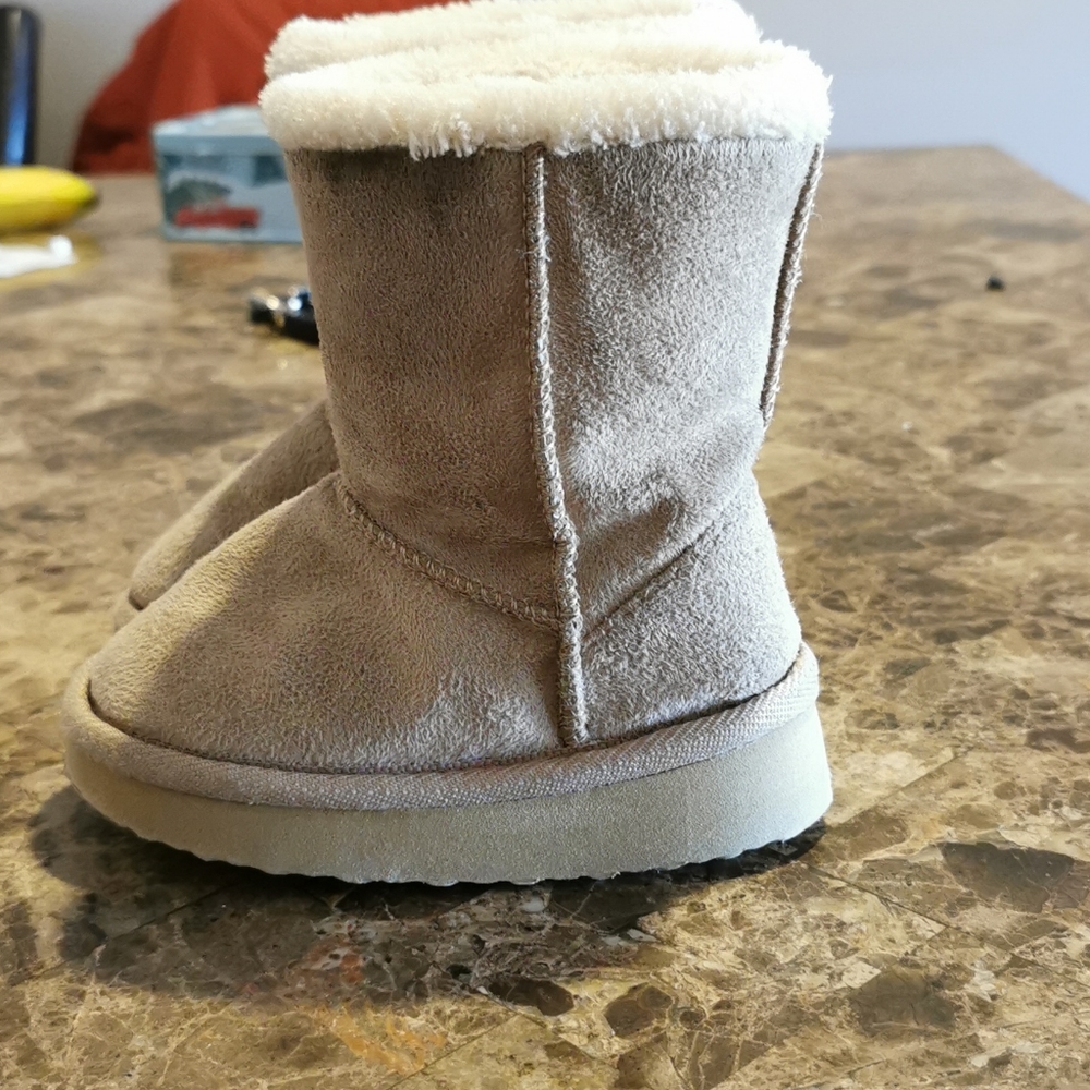 Toddler girls comfy booties! - Picture 2 of 5